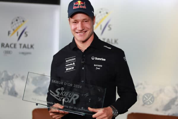 Marco Odermatt recieving the Skieur D’Or 2024 Photo Pierre Teyssot/AIJS